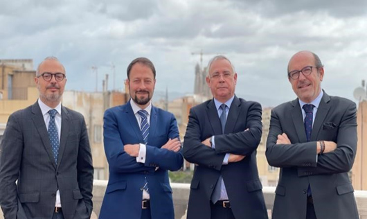 Jordi Rovira, CEO de AGM Abogados, con los socios del área Laboral Jonathan Gil, Joaquín Abril y Luis San José