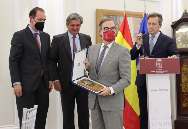 Entrega de placa conmemorativa a José María Alonso, decano del ICAM