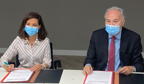 Marisa García Camarero, secretaria general de Sareb, y por Juan Carlos Estévez Fernández-Novoa, presidente del Consejo General de Procuradores de los Tribunales de España