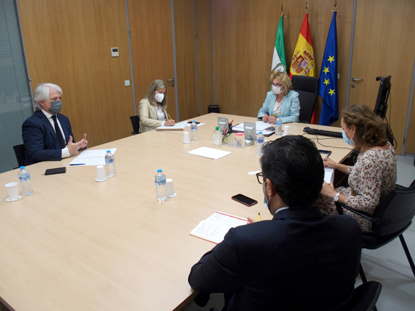El decano y la delegada territorial de Empleo, durante la reunión
