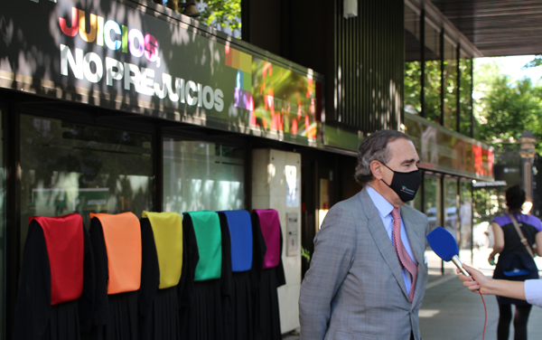 El decano, José María Alonso delante del ICAM