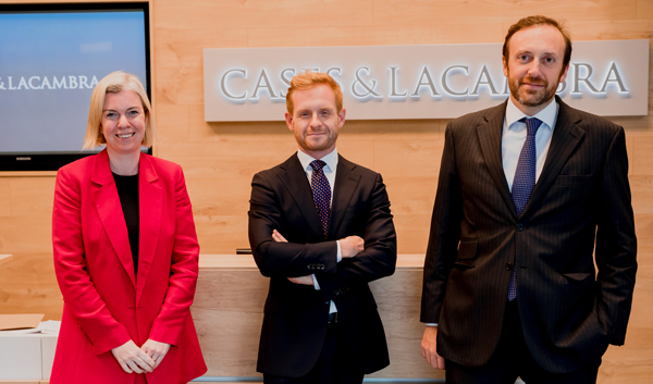 Elena Redondo, socia directora de la oficina, Alberto Gil y Miguel Cases, socio co-director de C&L