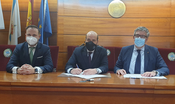 Augusto Pérez-Cepeda Vila, Decano del Colegio, Mario Barcenilla Moreno y Javier López Presidente y Tesorero del CEEG