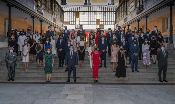 Foto de familia de la nueva promoción de registradores