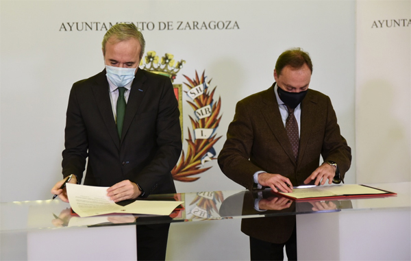 El alcalde de Zaragoza, Jorge Azcón, y el decano del Real e Ilustre Colegio de Abogados de Zaragoza, Antonio Morán en la firma del convenio para crear la oficina de asesoramiento contra la ocupación en 2020