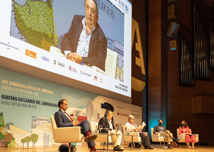 Mesa "La especialización en la formación de la Abogacía" con Joaquín López Vallés, Carlos Fuentenebro, Lourdes Menéndez, José del Río y María Dolores Lozano