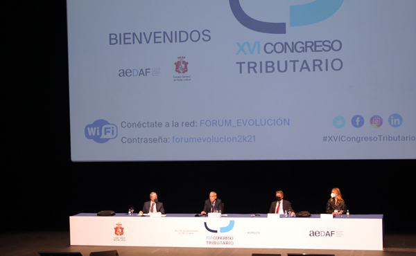 Gerardo Martínez Tristán, vocal del CGPJ; el director de la AEAT, Jesús Gascón; el presidente de la Sala de lo Contencioso-Administrativo del Tribunal Superior de Justicia de la Comunidad Valenciana y director técnico del congreso Manuel Baeza; y la presidente de AEDAF, Stella Raventós.