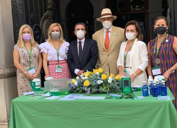 Mesa del Colegio Notarial de Valencia para recaudar fondos para luchar contra el cáncer