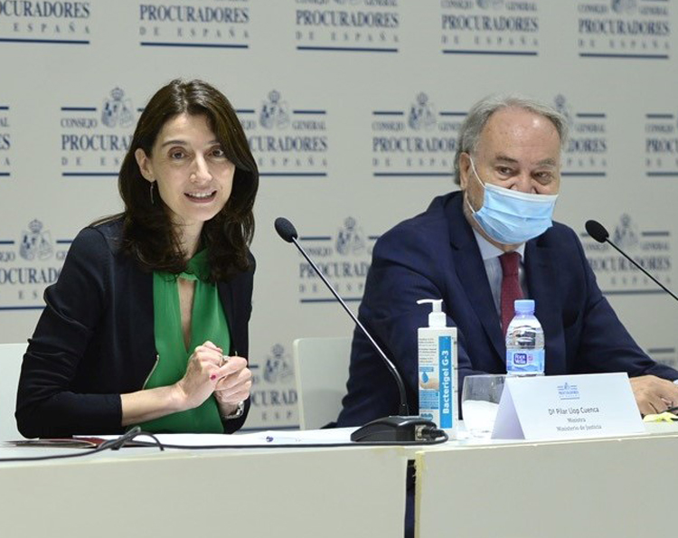 La ministra de Justicia, Pilar Llop, y el presidente del CGPE, Juan Carlos Estévez