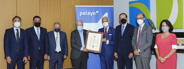 El presidente del Jurado del Premio Pelayo para Juristas de Reconocido Prestigio, Antonio Garrigues Walker, recibe la condecoración de la Cruz de Honor Institucional de la Orden Iberoamericana de Justicia
