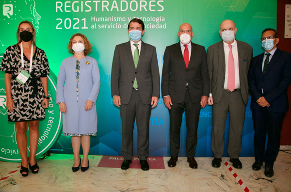 Sofía Puente, directora general de Seguridad Jurídica y Fe Pública; María Emilia Adán, decana del Colegio de Registradores de España; Alfonso Fernández Mañueco, presidente de la junta de Castilla y León; Jesús Julio Carnero, consejero de Agricultura, Ganadería y Desarrollo Rural; Alfonso Candau, decano autonómico de los Registradores de Castilla y León, y Augusto Cobos, delegado Territorial de la Junta, momentos antes de la clausura del VI Congreso Nacional de Registradores celebrado en Valladolid.