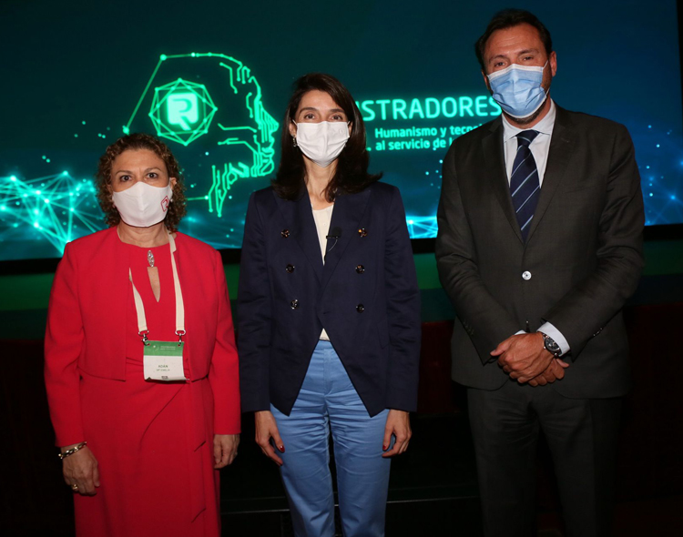 María Emilia Adán, decana del Colegio de Registradores de España; Pilar Llop, ministra de Justicia, y Óscar Puente, alcalde de Valladolid, tras el acto de inauguración del Congreso