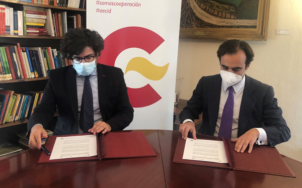 Antón Leis García y Enrique Maside, durante la firma del convenio