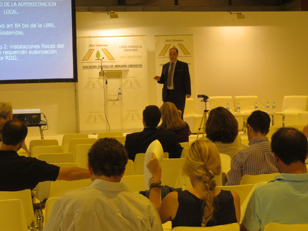 José María García Gutiérrez. Abogado Urbanista y Presidente de la Asociación impartiendo clase