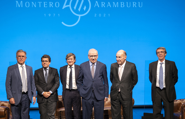 Ignacio Martínez García, Leonardo Neri y Javier Valdecantos (socios directores de la firma), Alfonso Guerra, Miquel Roca y Alfredo Álvarez Tello
