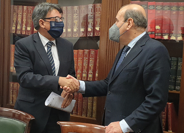 Juan José Martín Álvarez, Director Xeral de Xustiza de la Xunta de Galicia, y Augusto Pérez-Cepeda Vila, Decano del Colegio de Abogados de A Coruña