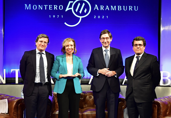 Javier Valdecantos (socio codirector de Montero Aramburu), Susana Criado (periodista económica), José Ignacio Goirigolzarri (presidente de Caixabank) y Leonardo Neri (socio codirector de Montero Aramburu)