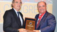 El presidente de la UIA, Jorge Martí, entrega al decano José María Alonso la medalla de la Unión Internacional de Abogados