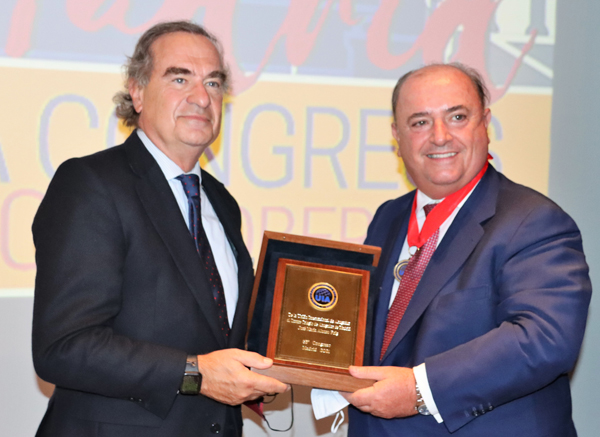 El presidente de la UIA, Jorge Martí, entrega al decano José María Alonso la medalla de la Unión Internacional de Abogados