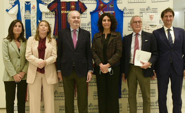 María Granizo, tesorera del CGPE, Mª Dolores Cantó Cánovas, Presidenta de la Comisión de Responsabilidad Social Corporativa del CGPE; Juan Carlos Estévez, presidente del CGPE, Doctora Georgia Sarquella Brugada, Responsable de Unidad de Arritmia del Hospital San Joan de Deu; Antonio Álvarez- Buylla, Secretario del Consejo General de Procuradores de España y Ángel Quemada Cuatrecasas, Vicepresidente de la Asociación SAMS y miembro de la comisión de Responsabilidad Social Corporativa del CGPE