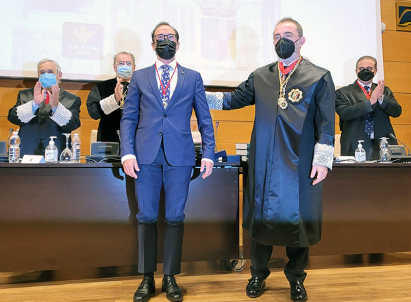 Luis Shaw Morcillo recibe la Medalla al Mérito Colegial