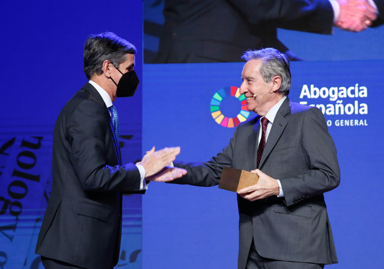 El presidente del Tribunal Constitucional, Pedro González-Trevijano y Iñaki Gabilondo