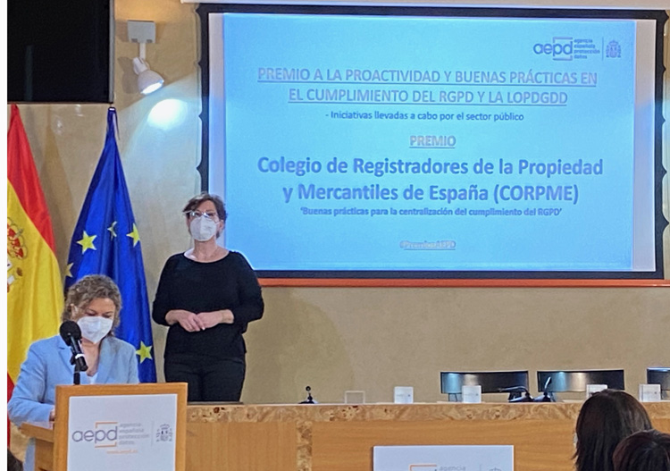 La decana del Colegio de Registradores, María Emilia Adán, durante su discurso tras la entrega del premio