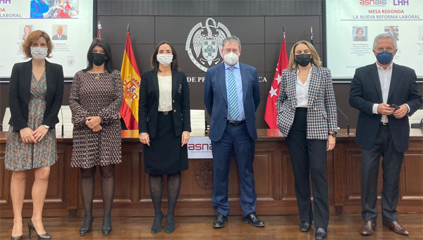 Eva Blázquez, profesora titular de Derecho del Trabajo y de la Seguridad Social de la Universidad Carlos III de Madrid, Belén Ferrer, directora de Reestructuraciones de LHH, Ana Gómez, presidenta de ASNALA, Jesús Lahera, catedrático de Derecho del Trabajo y Seguridad Social de la Universidad Complutense de Madrid, Marta Navarro, directora del Departamento de Derecho Laboral de Andersen en Valencia, y Rafael Ortiz, senior advisor en LHH, abogado laboralista y consejero en Arpe Legal.