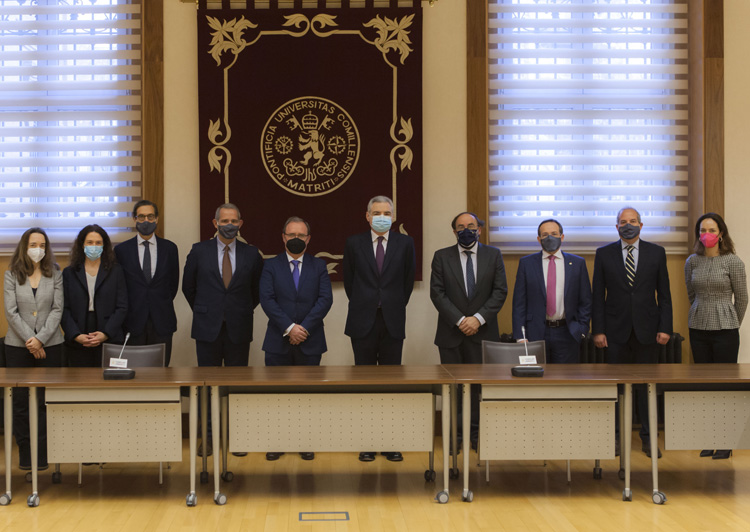 Eva Delgado, directora de RRHH de Pérez-Llorca; Constanza Vergara, socia y directora corporativa de Pérez-Llorca; Federico de Montalvo, vicerrector de Relaciones Institucionales y Secretario General de Comillas; Juan Jiménez-Laiglesia, socio de Competencia de Pérez-Llorca; Enrique Sanz Giménez-Rico, rector de la Universidad Pontificia Comillas; Pedro Pérez-Llorca, socio director de Pérez-Llorca; Abel Veiga, decano de la Facultad de Derecho (Comillas ICADE); Mariano Ventosa, vicerrector de Investigación y Profesorado de Comillas; Antonio Jesús Alonso Timón, director del Centro de Innovación del Derecho (CIC-ICADE); e Isabel Jiménez, directora de RSC de Pérez-Llorca.