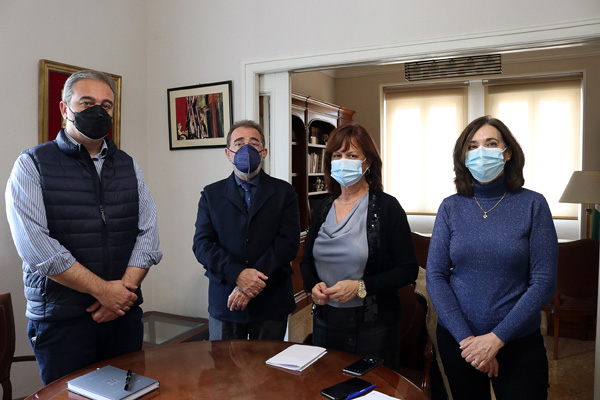 Antonio Cabezas, secretario del Colegio de Abogados de Jaén; Javier Pulido, decano del Colegio de Abogados de Jaén; Mª del Mar Shaw, presidenta de la Asociación de Mujeres Juristas; y Laura Tejada, vocal de la Asociación
