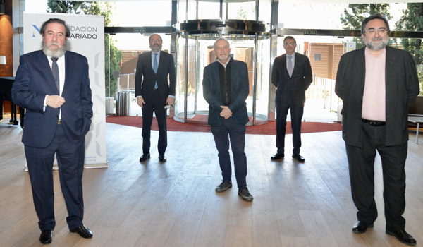 Primer plano: de izquierda a derecha (formando triángulo): José Gabriel Astudillo, Juan Bordes y Miguel Ángel Chaves Al fondo: de izquierda a derecha: Raimundo Fortuñy y José Ángel Martínez Sanchiz.