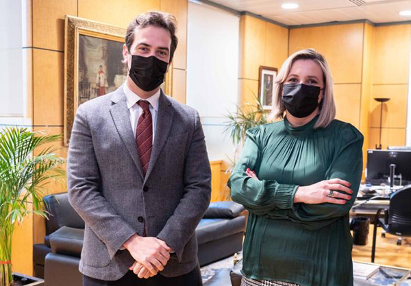 La presidenta de ASUFIN, Patricia Suárez, y el Secretario General del Tesoro y Financiación Internacional, Carlos Cuerpo