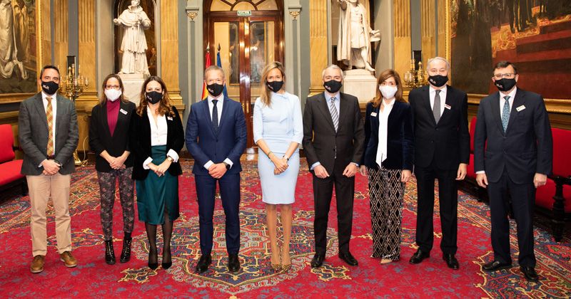 Manuel Olmedo, Secretario General para la Innovación y Calidad del Servicio Público de Justicia; María Peral, periodista de El Español; Ana Martínez Enguídanos, Secretaria General y Directora de Relaciones Institucionales de WLW, Ander Gil, Presidente del Senado; Marlen Estévez, Presidenta de WLW; Luis Cuesta, Subsecretario de Asuntos Exteriores, Unión Europea y Cooperación; Alicia Muñoz Lombardía, Vicesecretaria del Consejo de Banco Santander España; Juan Carlos Estévez Fernández-Novoa, Presidente del Consejo General de Procuradores de España; José Ángel Martínez Sanchís, Presidente del Consejo General del Notariado de España