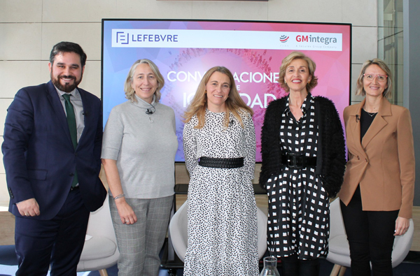 De izq. a dcha Álvaro Galán, Mónica Lurguie, Laura Díaz, Pilar Beltrán y Maica Enrique