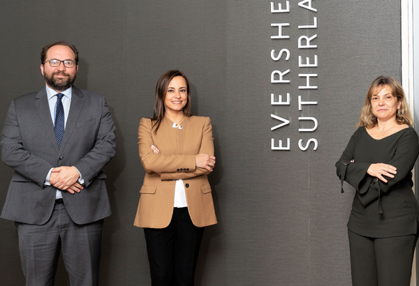 Jacobo Martínez, socio director de Eversheds Sutherland, Elena Herrero-Visairas y María Hernández, socia directora del departamento de Compliance & ESG