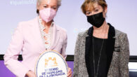 La magistrada del TS María Luisa Segoviano recibe el premio de manos de la presidenta del Consejo, Victoria Ortega