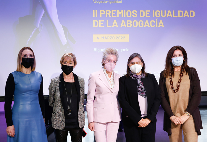 Marga Cerro, presidenta de la Comisión de Igualdad del Consejo; Victoria Ortega, presidenta del Consejo; María Luisa Segoviano, magistrada del Tribunal Supremo; Leticia Bonifaz, abogada; y Auxiliadora Borja, decana del Colegio de la Abogacía de Valencia
