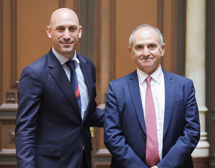 El presidente de la RFEF, Luis M. Rubiales y el decano de la abogacía de Barcelona, Jesús M. Sánchez García