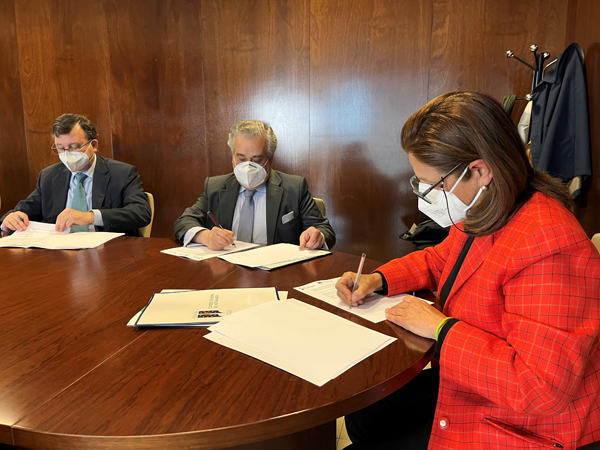 El presidente del Consejo General del Notariado (CGN), José Ángel Martínez Sanchiz; el decano del Colegio Notarial de Extremadura, Ignacio Ferrer Cazorla y la vicepresidenta primera y consejera de Hacienda y Administración Pública, Pilar Blanco-Morales