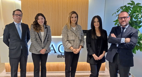 ): Ignacio Ruiz, Anay Vega, Cristina Moratalla, Andrea Gonzalo y Gregorio Riber (Socio y Director de la oficina de AGM Abogados Madrid).