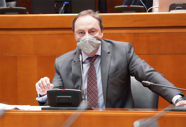 El decano del Real e Ilustre Colegio de Abogados de Zaragoza, Antonio Morán en las Cortes de Aragón