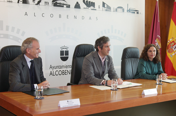 Félix Plaza, presidente del Centro de Estudios Garrigues, Aitor Retolaza, alcalde de Alcobendas y Ana Sotos Montalvo, concejala de Educación del Ayuntamiento de Alcobendas