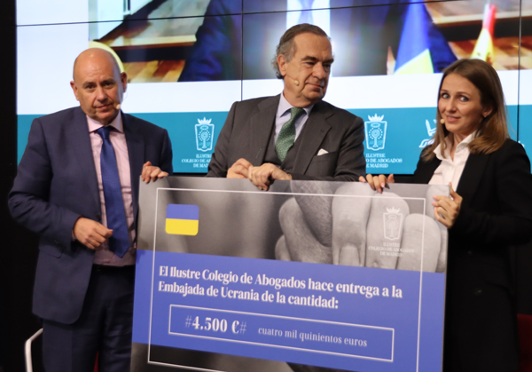 Salvador Vives y José María Alonso entregan un cheque por valor de 4.500€ euros para ayudar a las personas afectadas por el conflicto