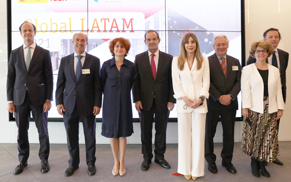 Pablo Adrian Hardy, responsable de Economía y Empresas de SEGIB, Manuel Balmaseda, economista, María Peña, consejera delegada de ICEX España Exportación e Inversiones, Andrés Allamand, secretario general de la SEGIB, Elizabeth Saavedra, directora del Banco LAFISE, Germán Ríos, profesor IE University, Elisa García Grande, directora ejecutiva de ICEX-Invest in Spain, y Adrián Blanco, LATAM-DESK, ICEX-Invest in Spain