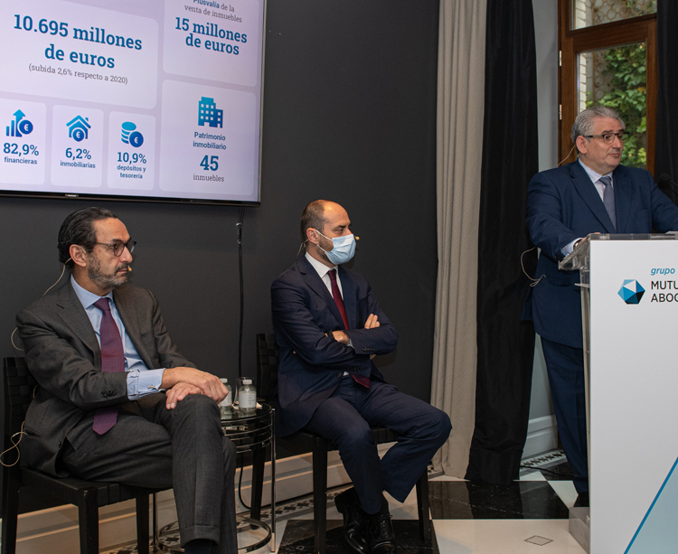 Enrique Sanz Fernández-Lomana, presidente, Fernando Ariza, Subdirector General, y Rafael Navas Lanchas, Director General de Mutualidad de la Abogacía