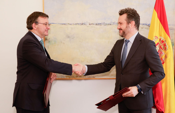 José Ángel Martínez Sanchiz, presidente del Consejo General del Notariado, y Rodrigo Buenaventura, presidente de la Comisión Nacional del Mercado de Valores (CNMV)