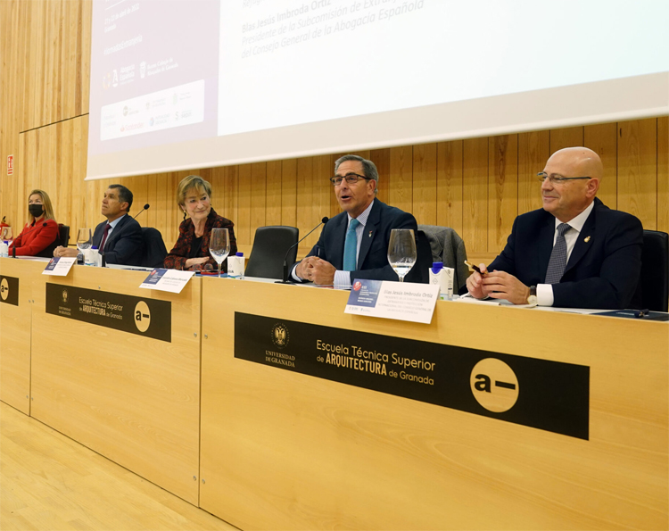 María Asunción Torres López, secretaria general de la Universidad de Granada; Lorenzo del Río Fernández, presidente del Tribunal Superior de Justicia de Andalucía, Ceuta y Melilla; Victoria Ortega Benito, presidenta del Consejo General de la Abogacía Española; Leandro Cabrera, decano del Colegio de Abogados de Granada y Blas Imbroda Ortiz, presidente de la Subcomisión de Extranjería y Protección Internacional del Consejo General de la Abogacía Española.