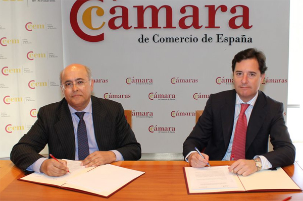 Los secretarios generales de la Cámara de Comercio de España, Adolfo Díaz-Ambrona, y de la Asociación Española de Banca (AEB), Javier Rodríguez Pellitero