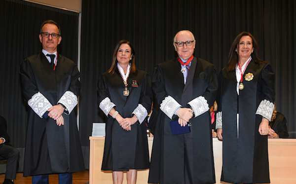 Manuel Mata, decano del ICACS; Ángela Coquillat, presidenta del CVCA; Antonio Esteban, homenajeado y Auxiliadora Borja, decana del ICAV