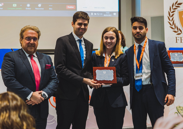 El equipo de la Universidad de Alcalá de Henares recoge el premio de la mano de Pedro Martín Molina